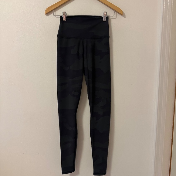 Alo Yoga Black and Gray Camo High Waist Leggings | Size XS - Picture 3 of 11